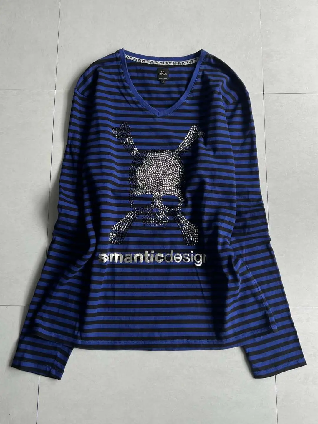 Early autumn fashion, Vintage style striped color matching retro V-neck long-sleeved T-shirt, Gothic hot drilling skull pattern.