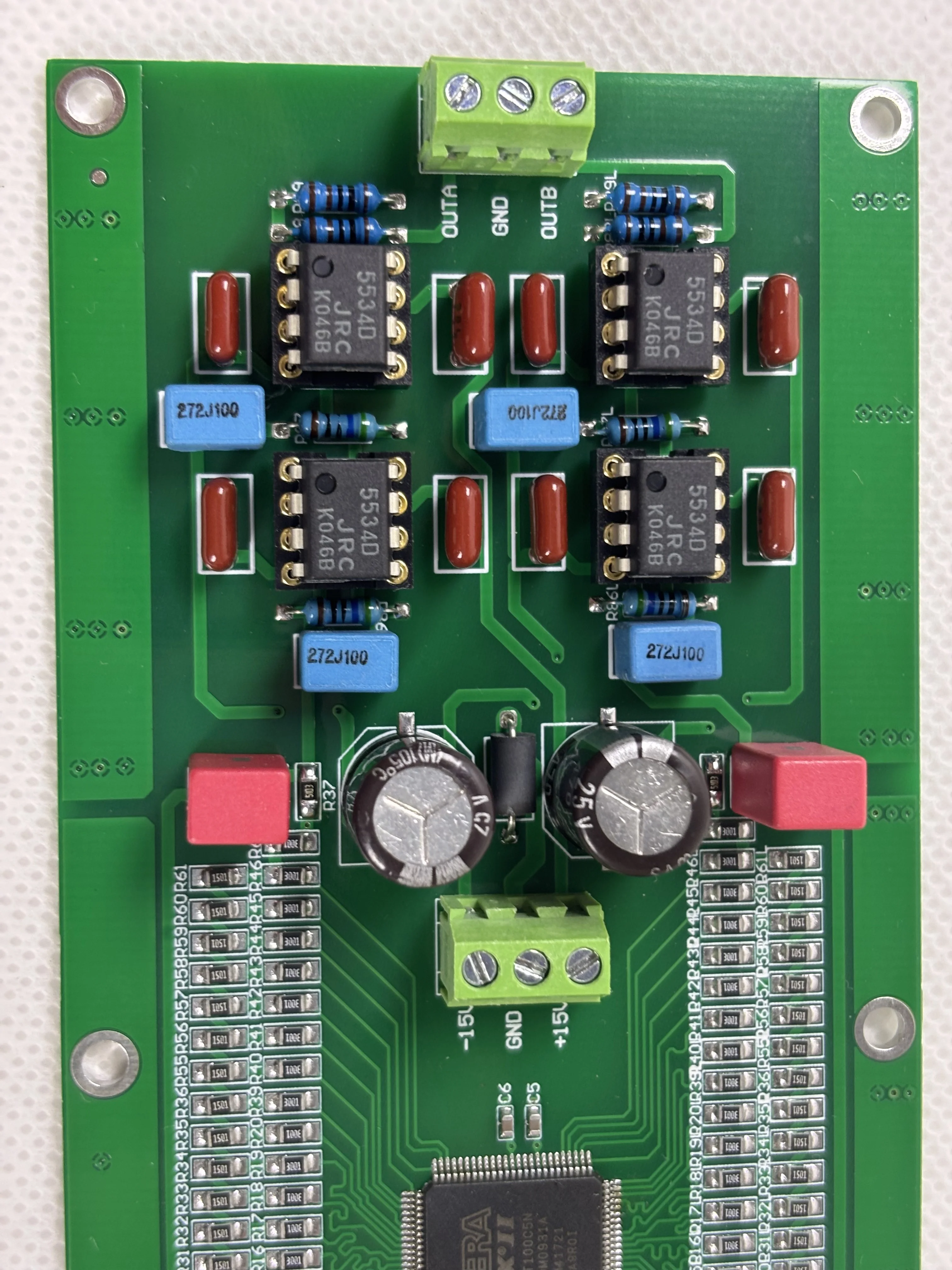 24 بت R2R DAC، ستيريو. يدعم أعلى معدل أخذ العينات PCM384KHZ