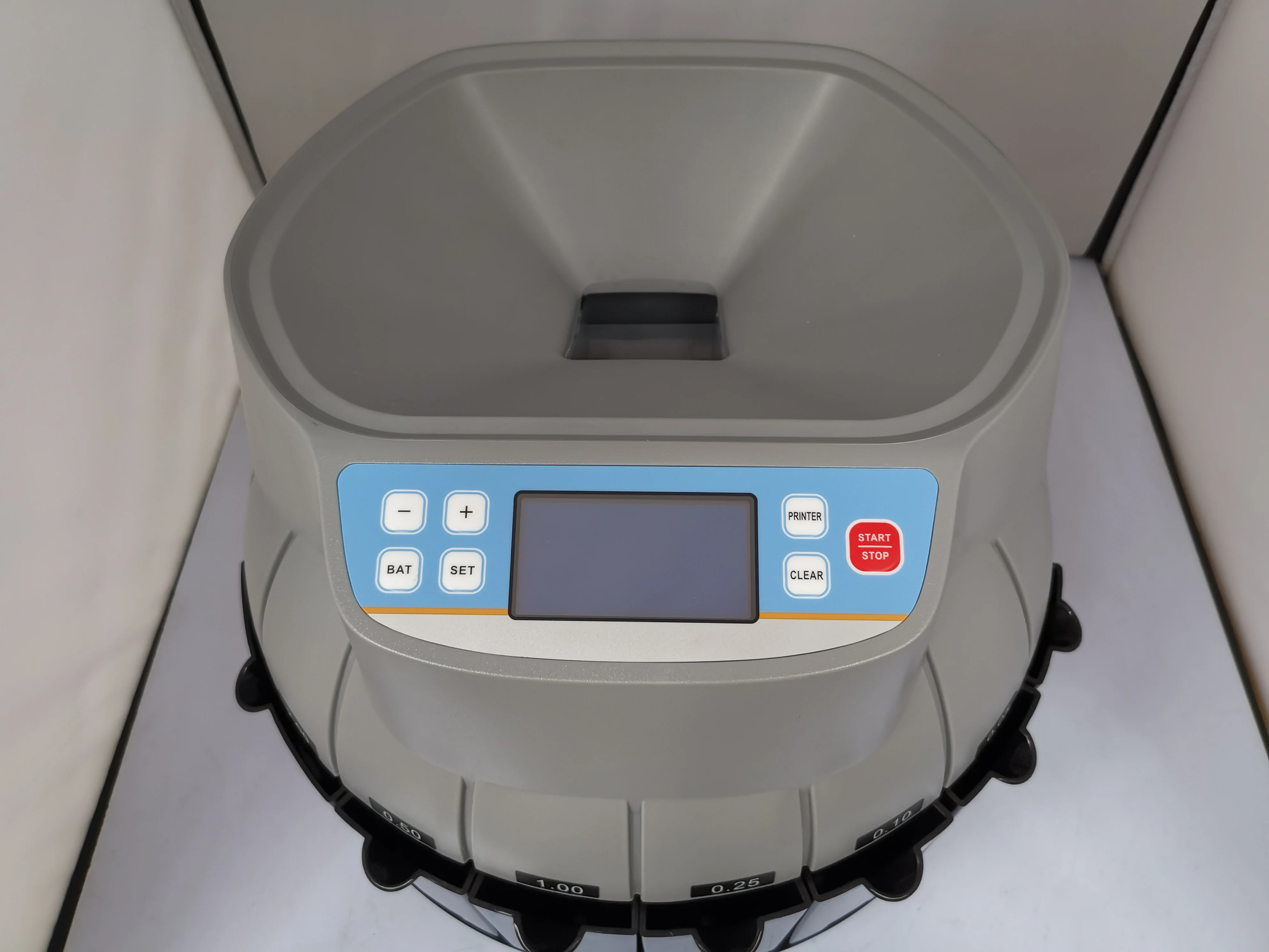 

Электронный счетчик монет SE-700. Может разделить монеты на евро, тайские баты и т.д.