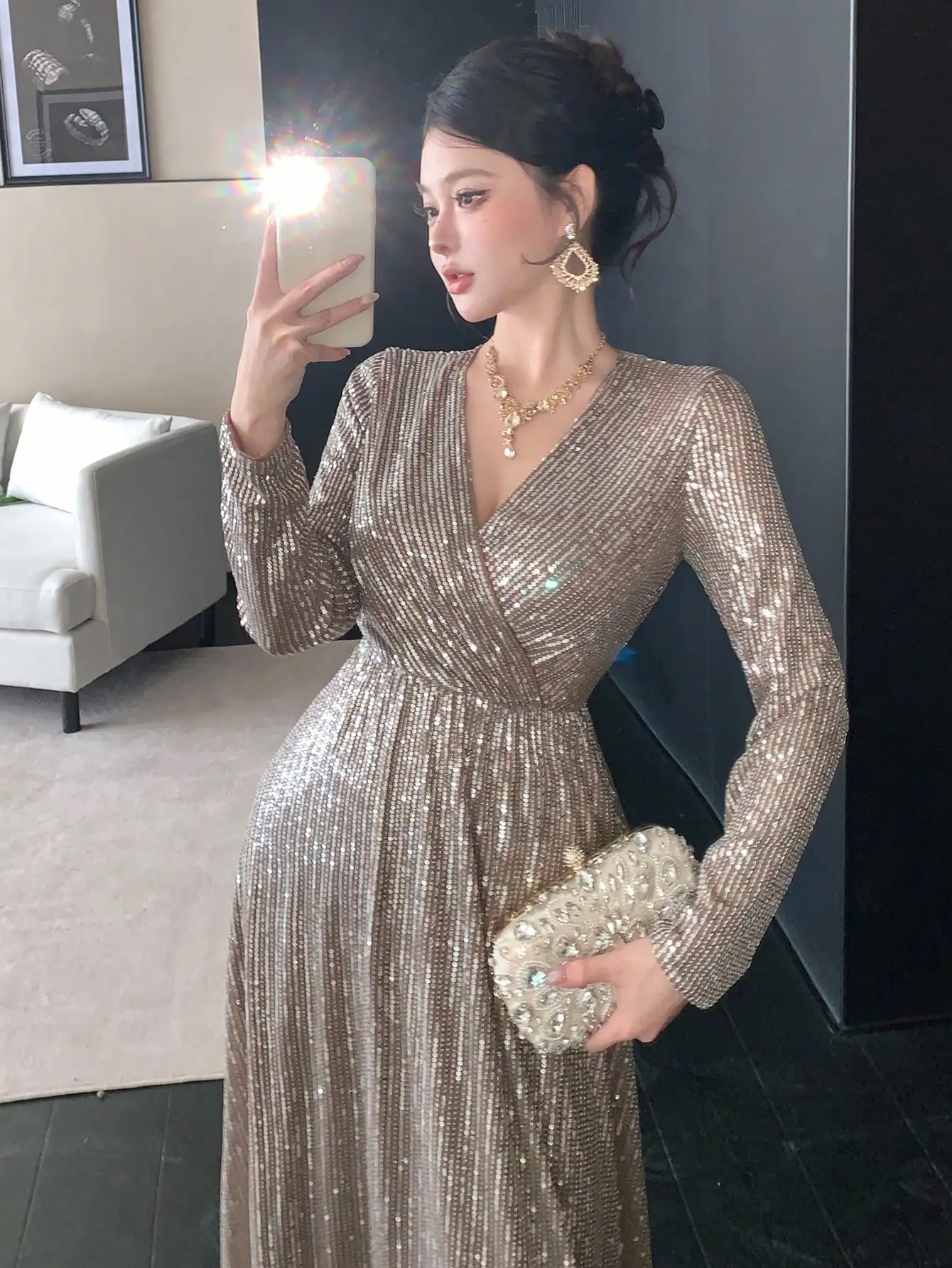 

Вечернее платье с V-образным вырезом, длинными рукавами и блестящими пайетками для торжественных мероприятий