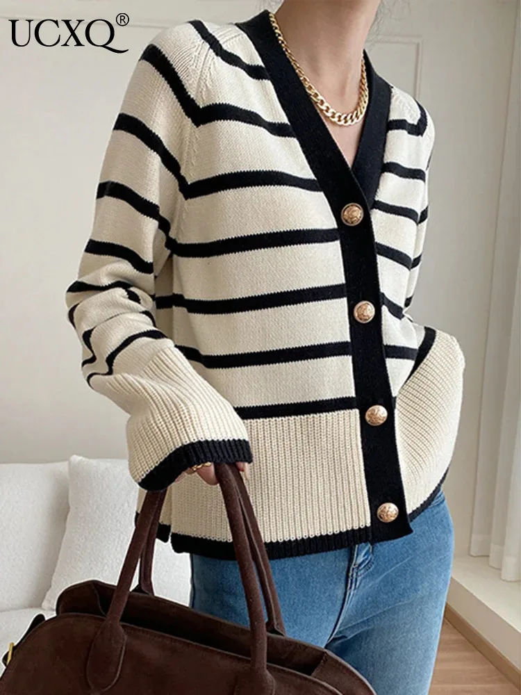 

UCXQ Office Lady Knitwear Fashion Striped Contrasting Color V-neck Loose All Match Casual Sweater Women 2024 Spring Autumn A9169