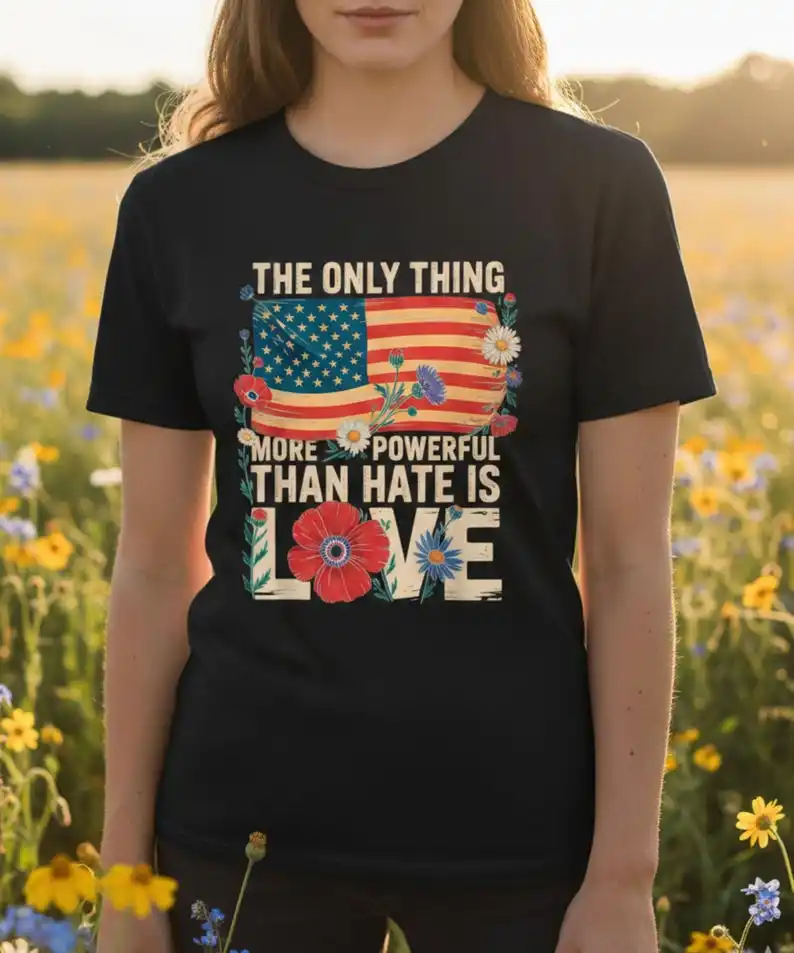 Le seul tricou plus puissant que la haine est l'amour, t-shirt patriotique avec drapeau américain et motif floral, chemise inspirante pour l'unité