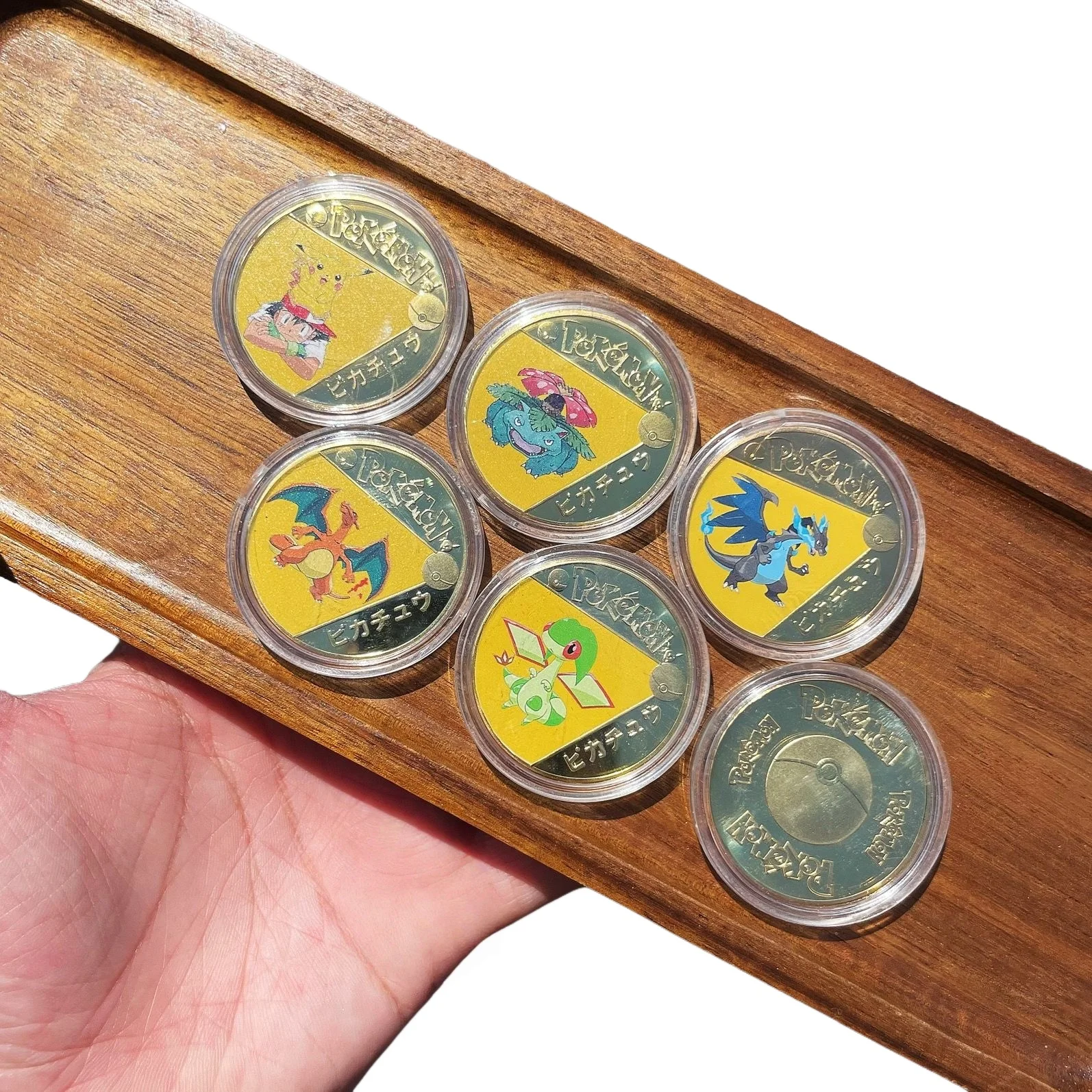 Pokemon Pikachu monedas coleccionables monedas conmemorativas dibujos animados moneda de Metal de color dorado Kawaii regalos de cumpleaños para niños Juguetes