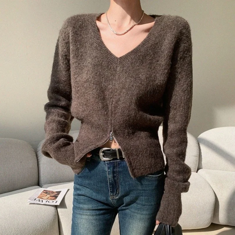

Brown V-Neck Long-Sleeved Sweater For Women, Autumn Fashion With Zipper Hem, Waist-Cinching Slim-Fit Pull-Over Top