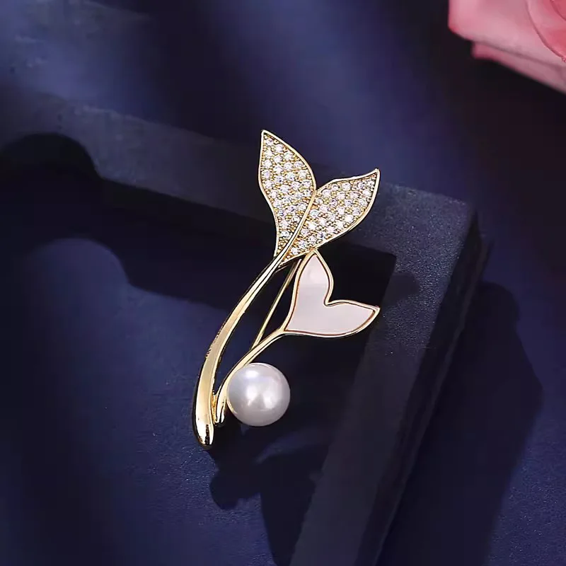 بروش ذيل الحوت الراقية للنساء خفيف فاخر بتصميم متخصص إحساس تقليد قذيفة اللؤلؤ الصدار المضاد للضوء مشبك دبوس مع يهودي