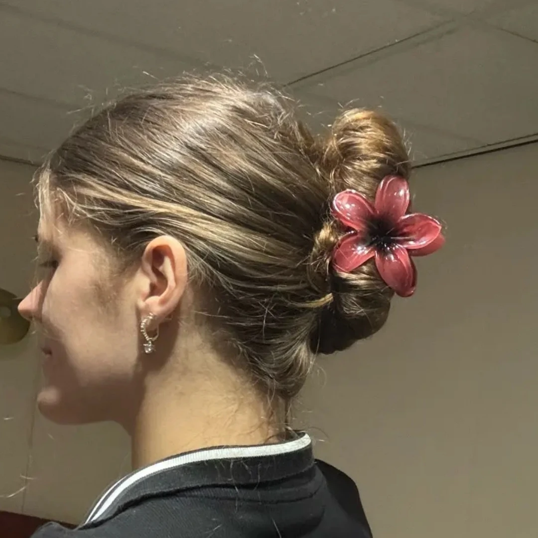 Pinza de pelo acrílica con flor de huevo roja degradada para mujer, pinzas para el pelo, pasador de cangrejo, tocado hawaiano, accesorios para el cabello para niña de verano