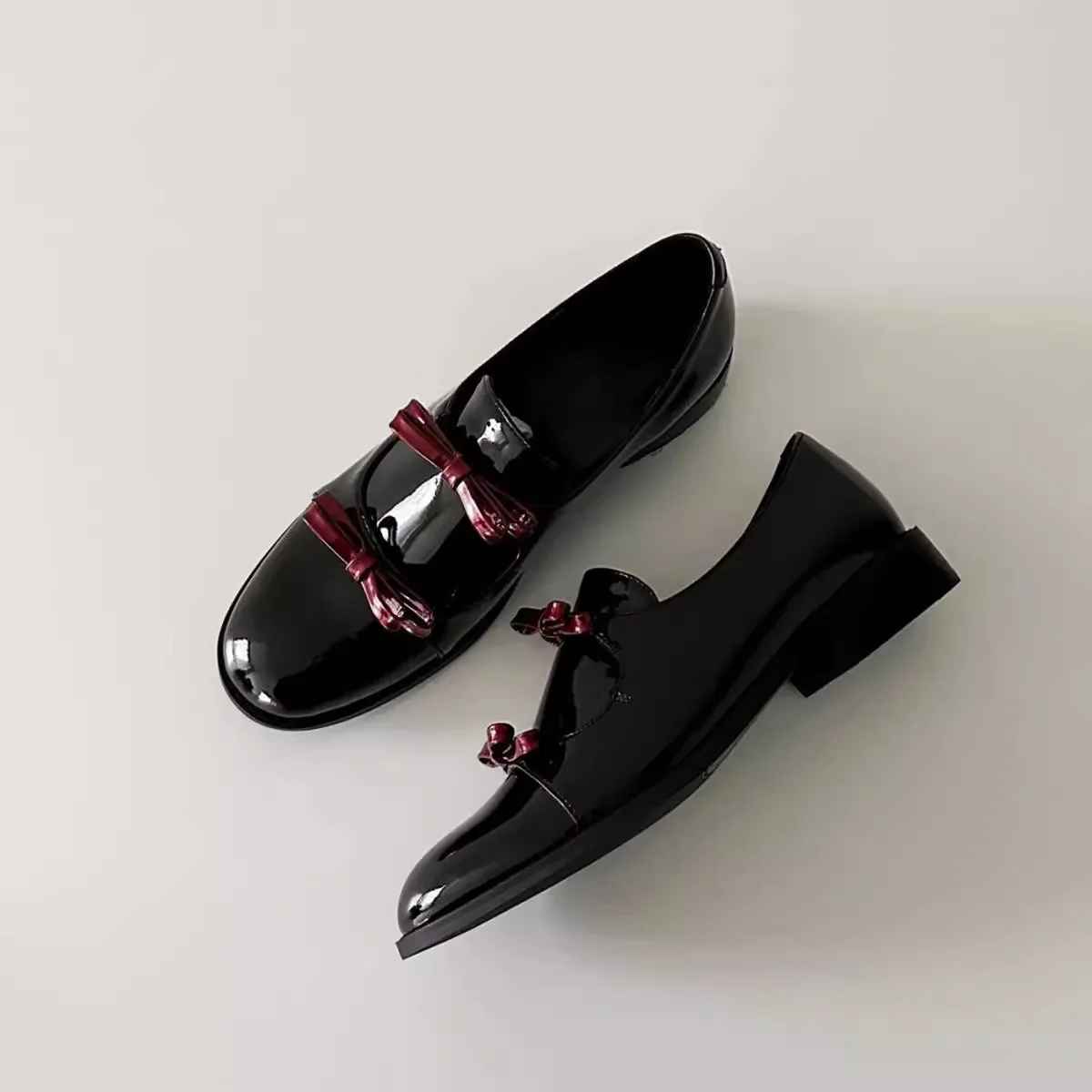 Mary Janes de piel suave para mujer: acabado vintage brillante con detalle de lazo, zapatos planos con punta redonda en ante ultrasuave para un look retro elegante