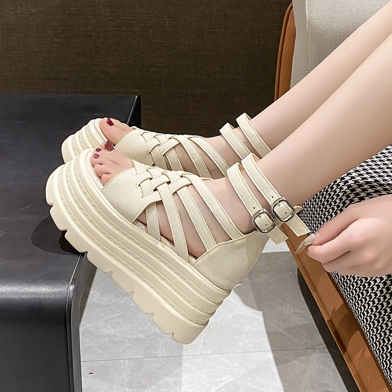 صنادل رومانية منسوجة مجوفة عالية الجودة للنساء لصيف 2025 فم السمكة الجديد 8 سنتيمتر نعل سميك صنادل كعكة إسفنجية بكعب عالي