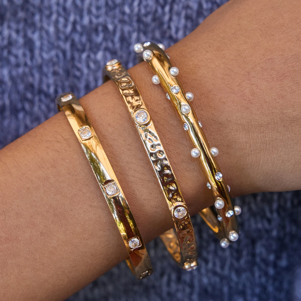 

AIKOER Classic Minimalist 18K Gold Color Plated Inlay Zircon Hammer Patterned Circular Bracelets Stainless Steel Jewelry Party