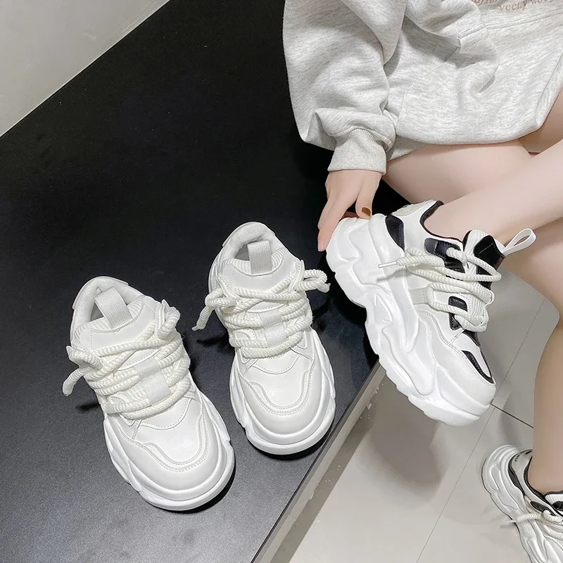 

Осенние женские кроссовки на массивном каблуке 7 см, спортивная дышащая кожаная обувь на платформе, женская обувь для папы на толстой подошве со шнуровкой, размеры 35–43