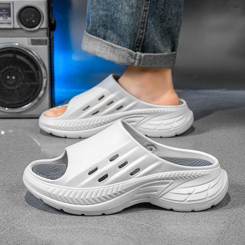 A Pair of Popular Summer Clogs, Non-Slip, Breathable, Thick-Soled, Closed-Toe, Height-Increasing, Suitable for Both Men and Women, Couple's Beach Shoes
