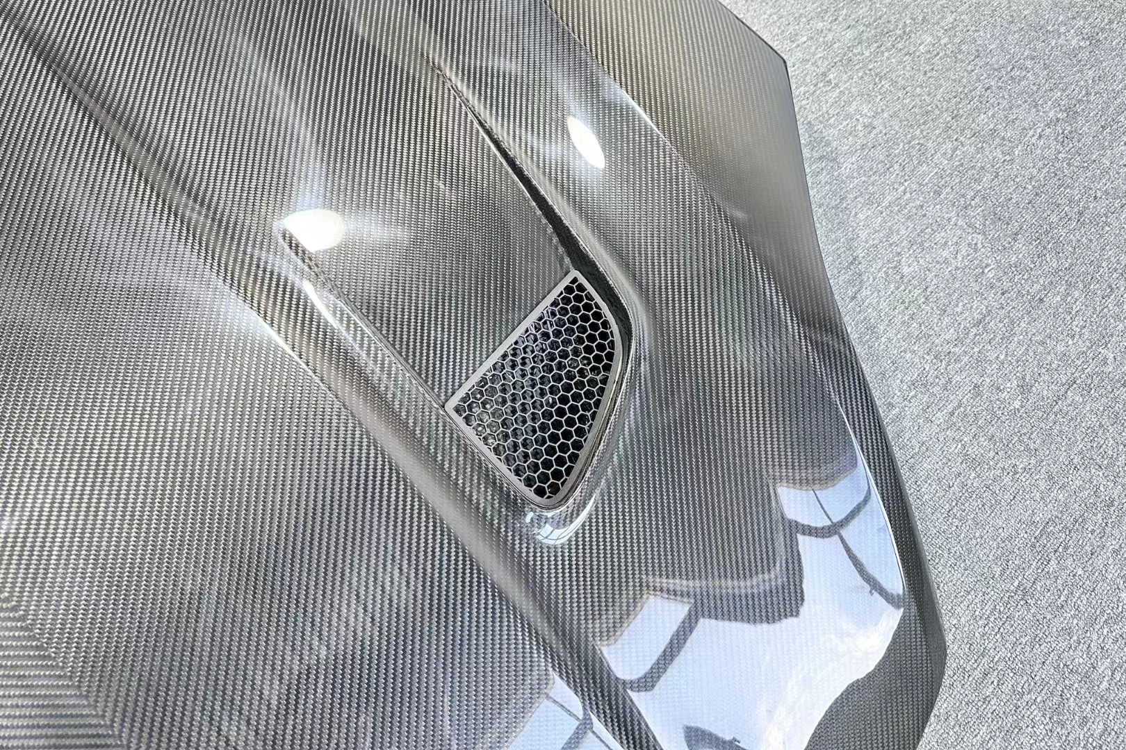 Custom High-Performance Molded Carbon Fiber Hood OEM Model Number with Heat-Resistant & Aerodynamic Design for Luxury Cars