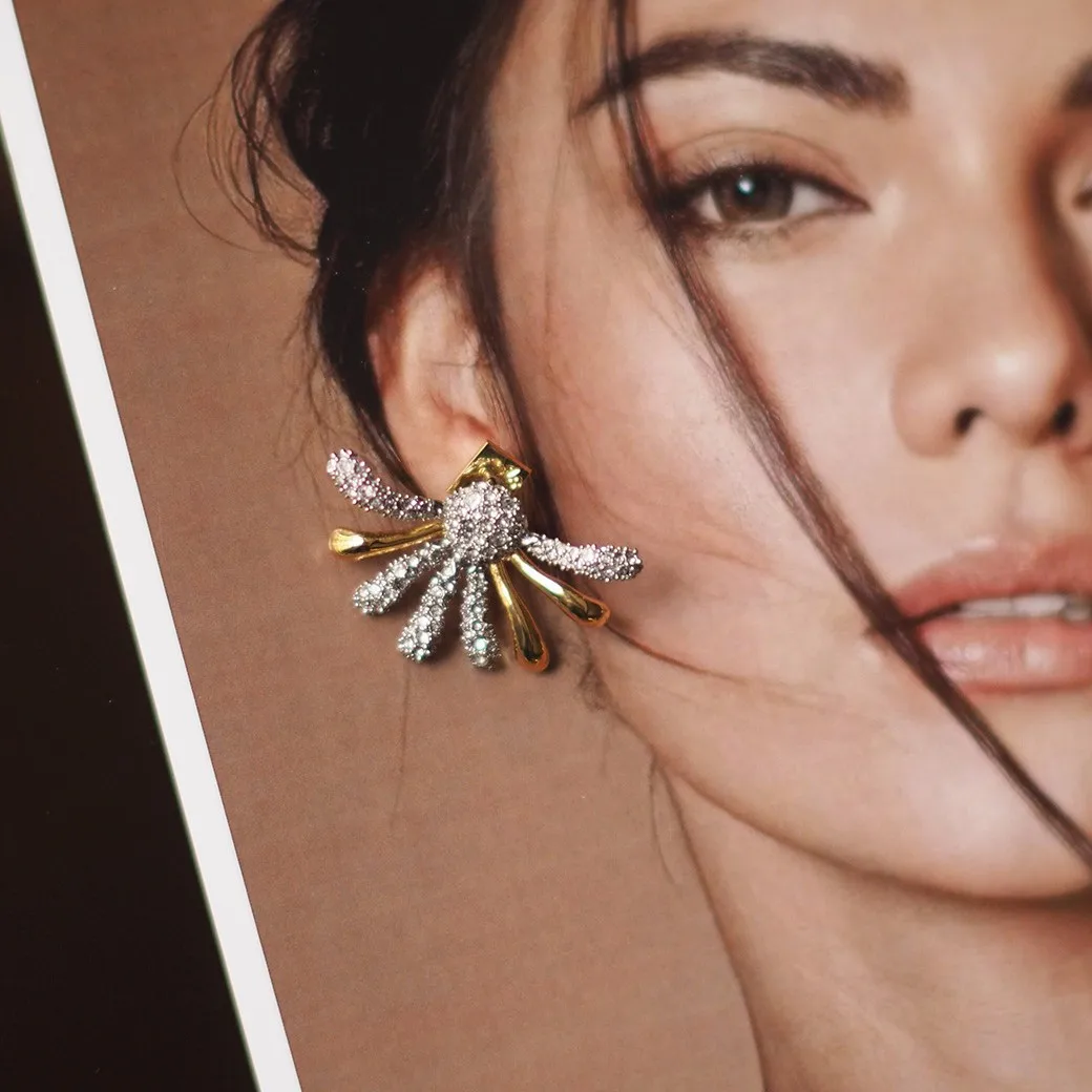 Stylish Niche Vintage Minimalist Western-Style Stud Earrings - Micro-Pavé Rhinestone Daisy Design, Dainty Sparkling Jewelry