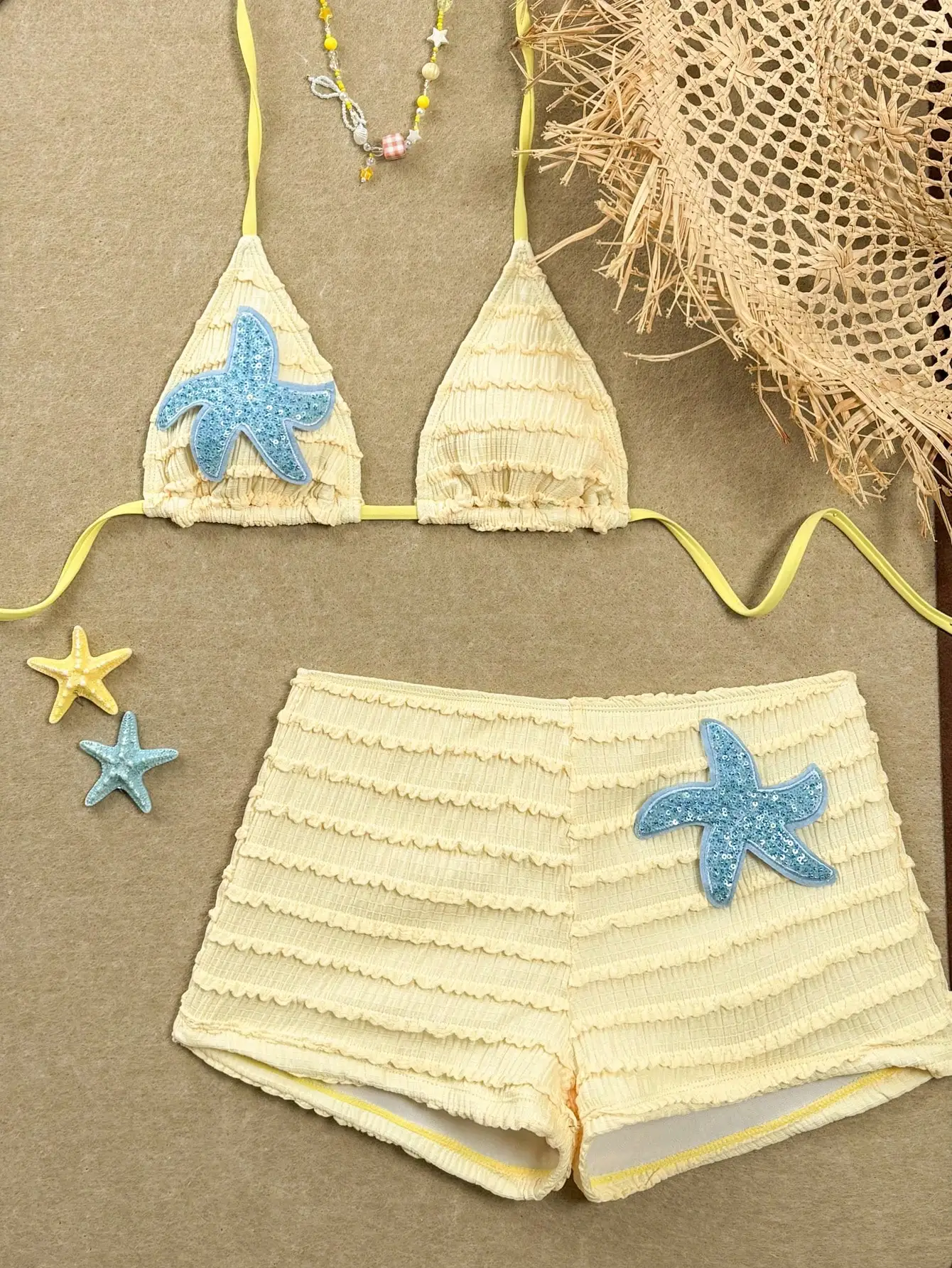 

Женский комплект бикини горчично-желтого цвета с текстурной поверхностью и аппликацией в виде звезды из пайеток, пляжный купальник