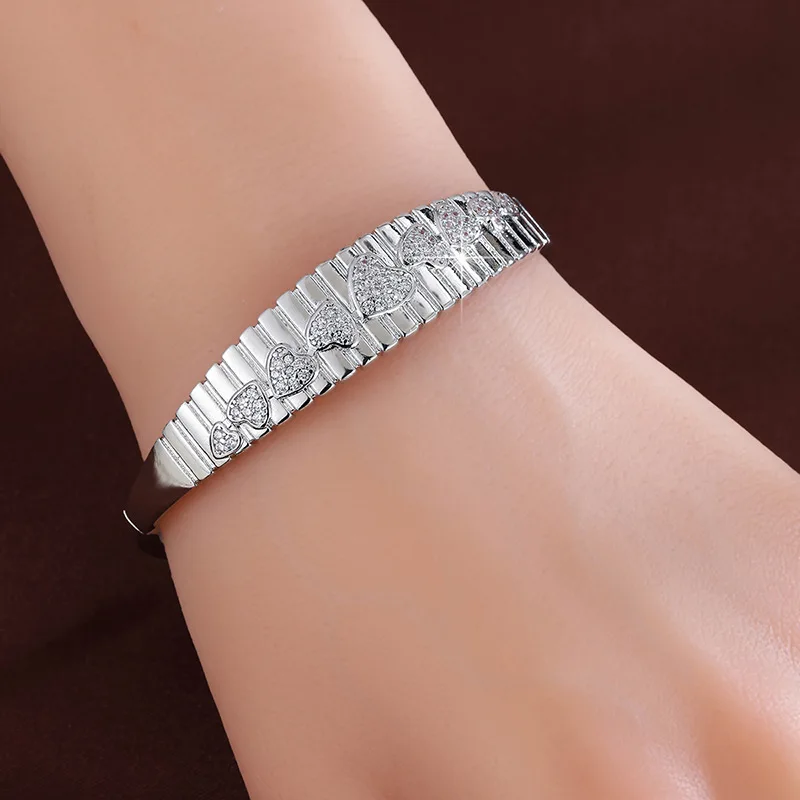Trendy Retro Heart-shaped Zircon Bracelet Features Wide Lines Textures Presenting New Stylish Elegant Bangles for Women 2026 ES
