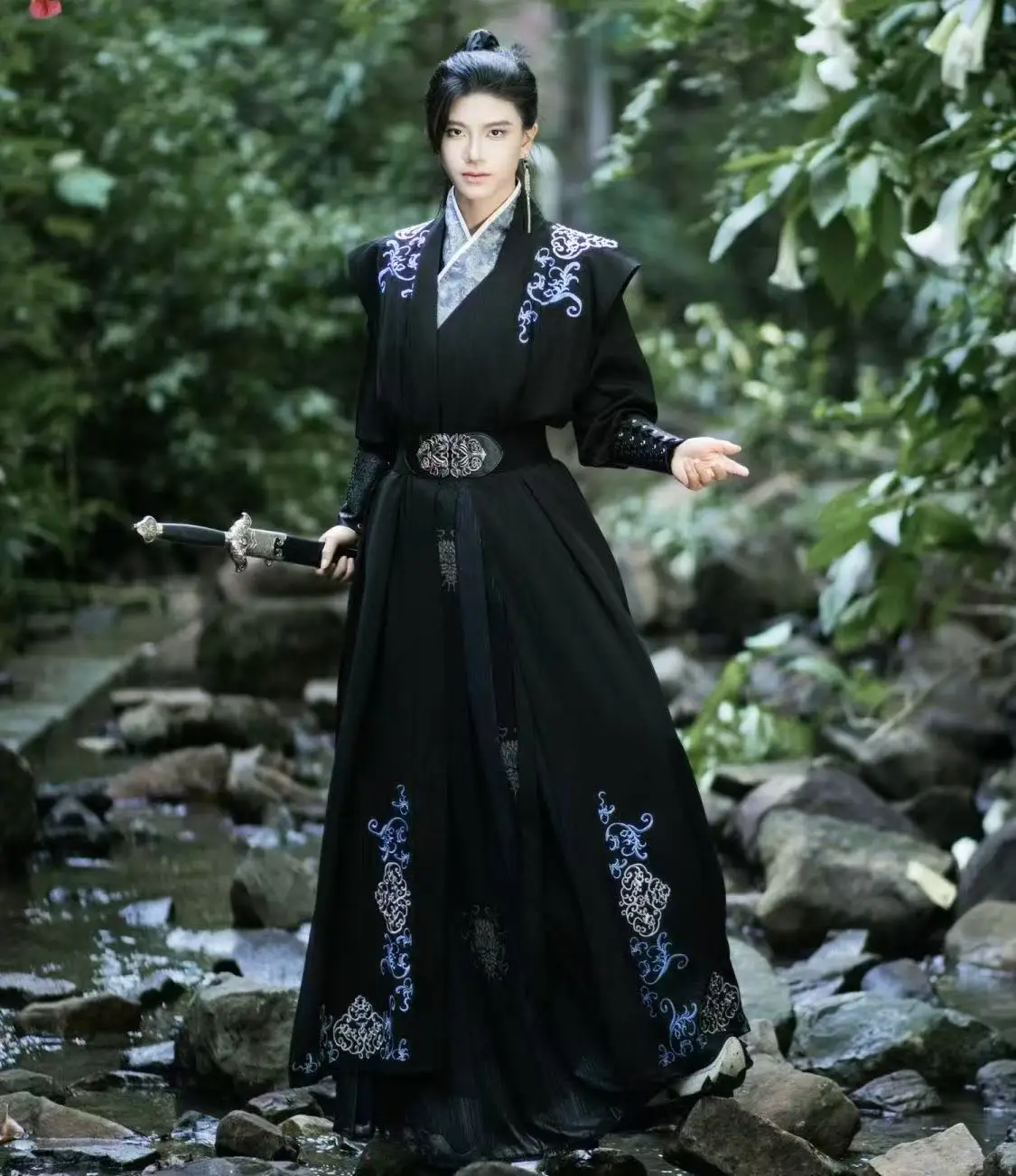 ชุดคอสเพลย์นักดาบยามค่ำคืนสไตล์จีนโบราณสมัยราชวงศ์ซ่ง ชุดฮาโลวีนสำหรับผู้ชาย สีดำเข้ม ตัดเย็บแบบฮันฟู