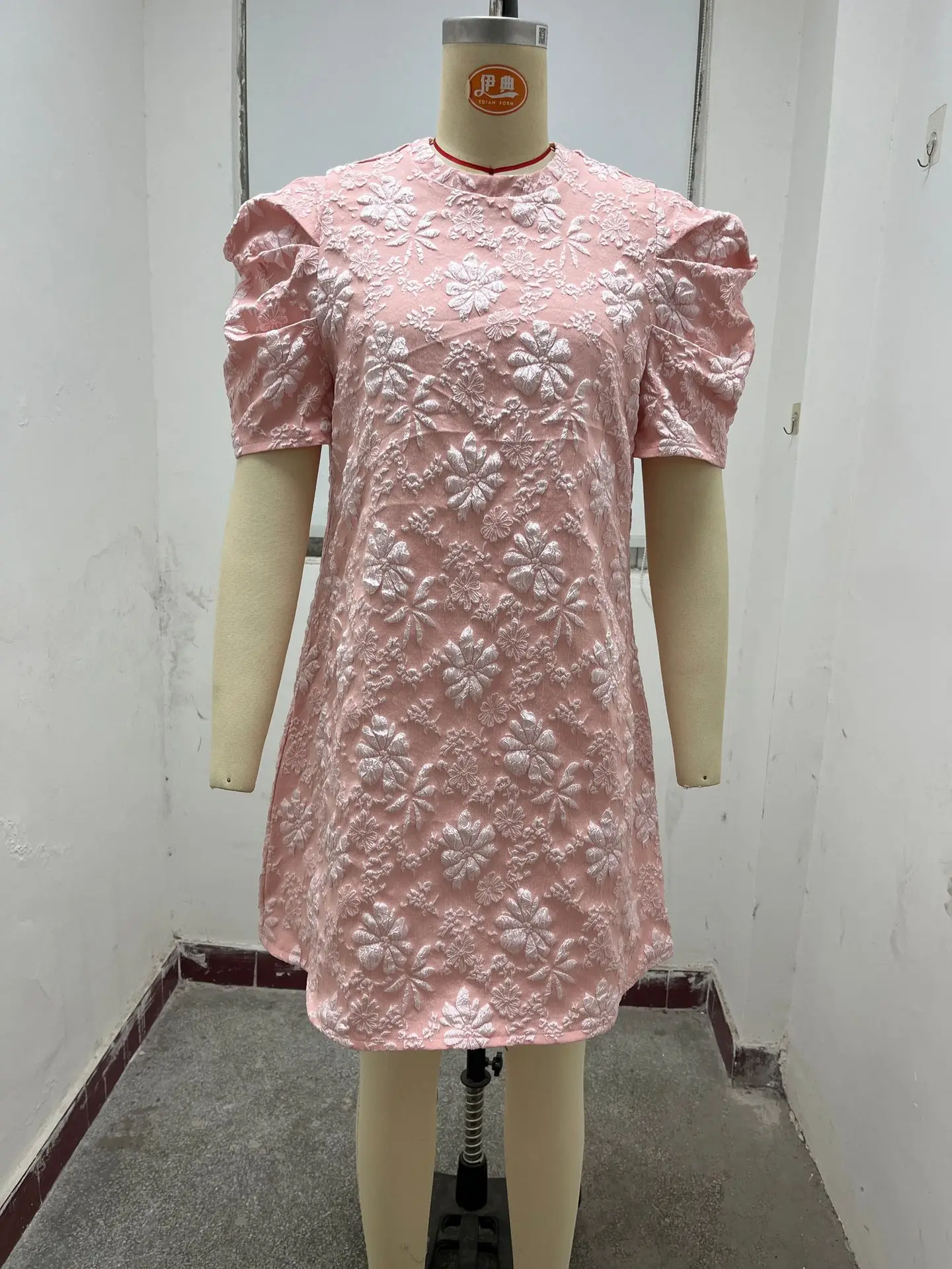 2025 여름 신상 여성 솔리드 컬러 버블 소매 텍스처 자카드 라운드넥 반팔 레트로 스타일 미니 드레스