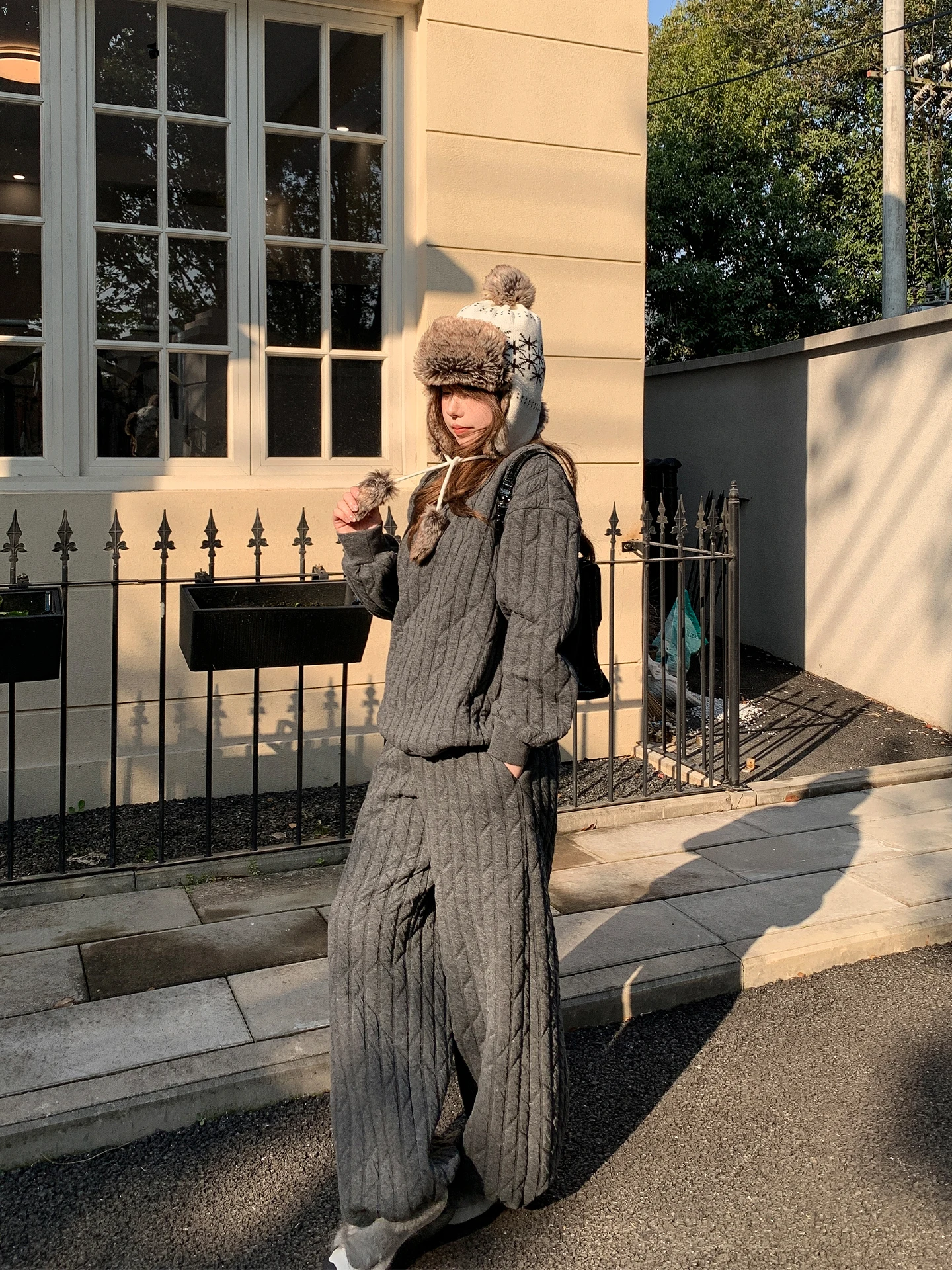 

Комплект из утепленного свитшота и брюк свободного кроя для женщин: простой, стильный, с длинными рукавами, зимний модный наряд.