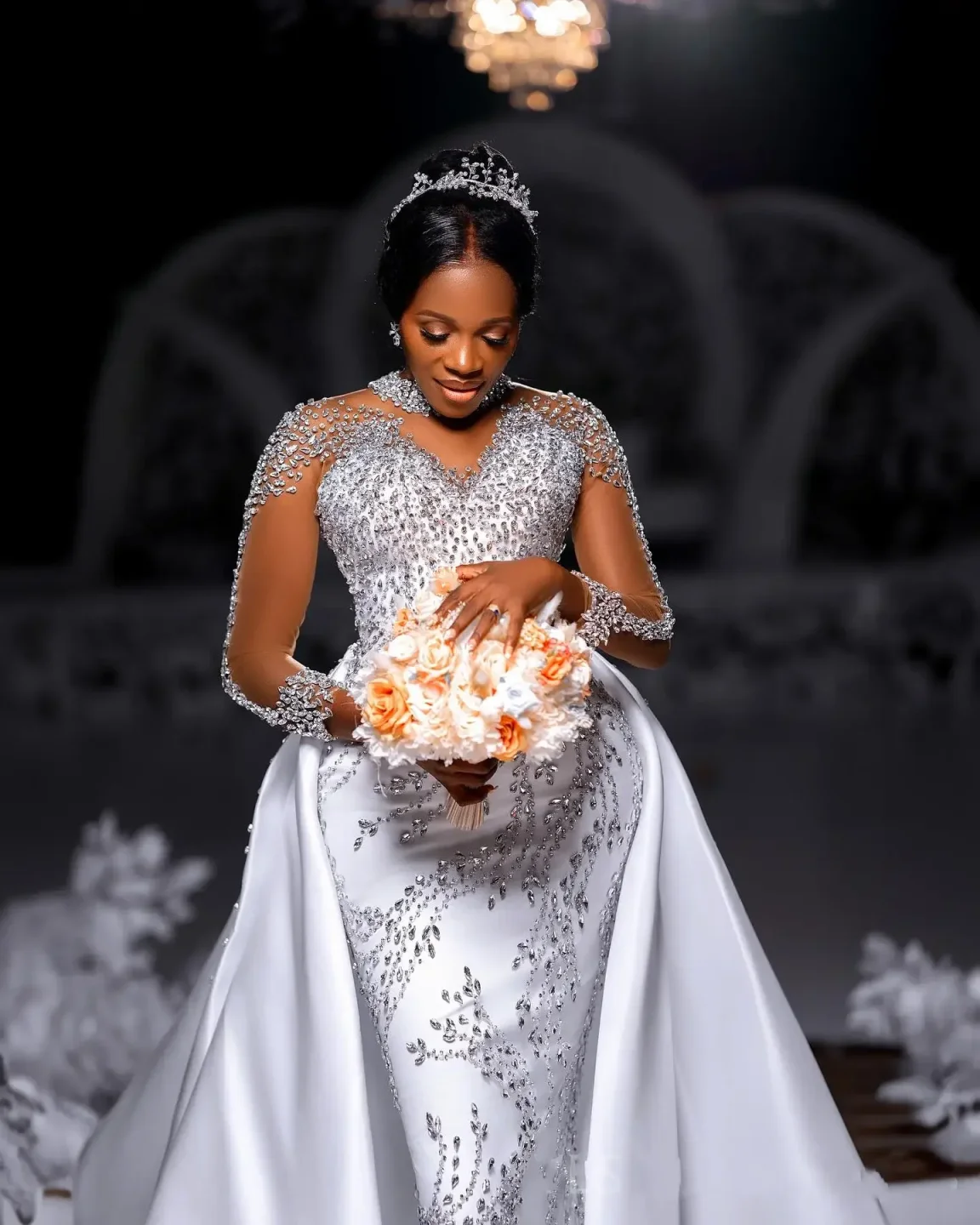 Abito da sposa a sirena con ricamo di perline di lusso personalizzato, gonna in raso staccabile, abito da sposa con bottoni in cristallo a maniche lunghe