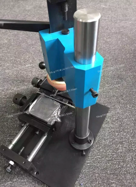 

Ручной станок для тампонной печати на циферблатах часов UP-50, малогабаритный, с резиновой головкой для маркировки циферблатов и трансфера на поверхности