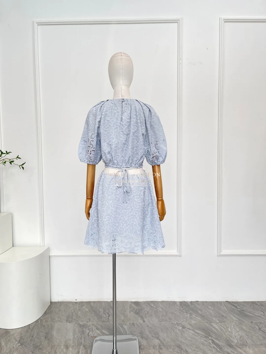 연한 파란색 반팔 컷아웃 미니 드레스