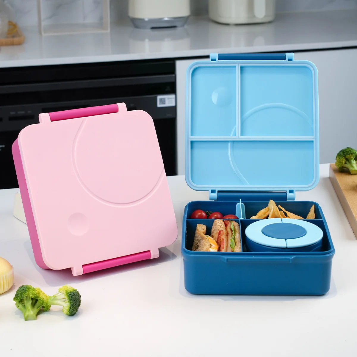 Stainless steel bowls, lunch boxes, plastic plates, microwave-heated partitioned lunch boxes.