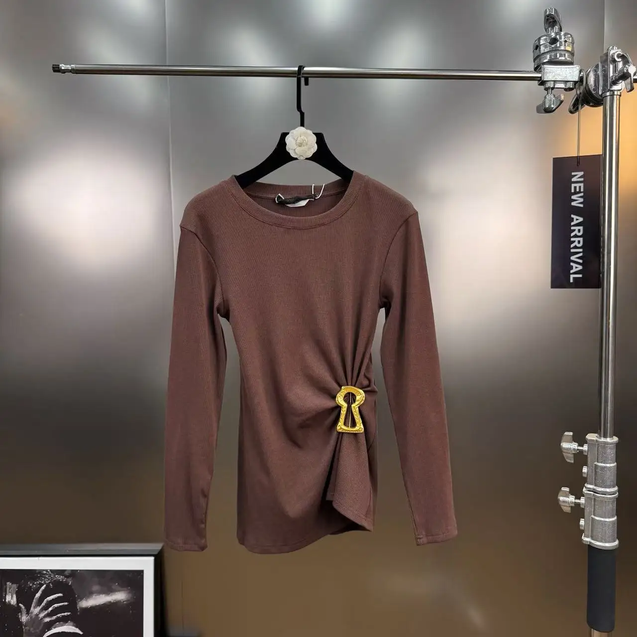 Autumn French Retro Round Neck Long Sleeved T-shirt Women's Metallic Buckle and Pleated Waist Closure Design Tshirts Tops