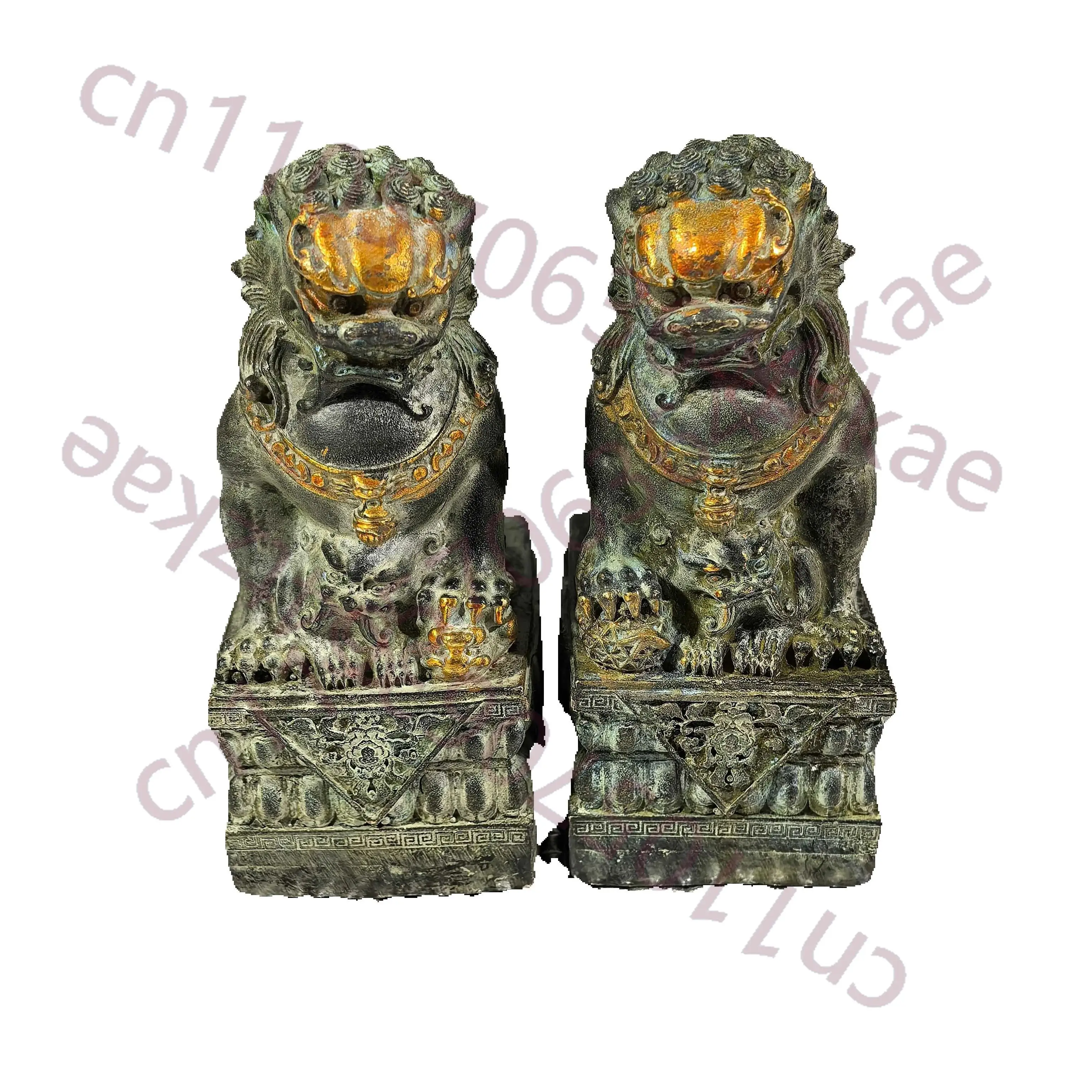 

Китайская народная коллекция: пара позолоченных медных украшений в виде львов для дворцовых ворот, для дома и гостиной.