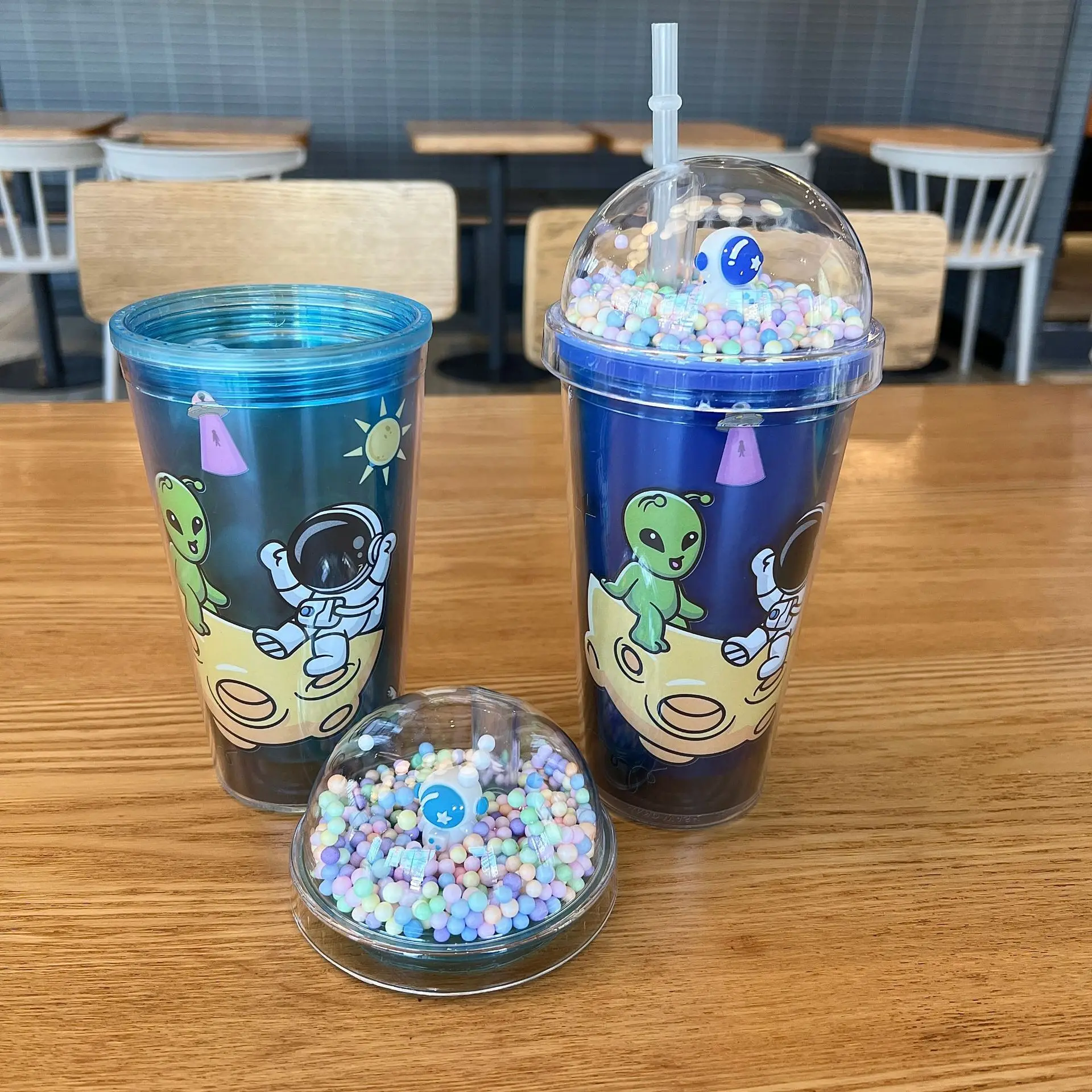 

New high appearance level astronaut network celebrity astronaut cartoon plastic water cup straw water cup double ice cup