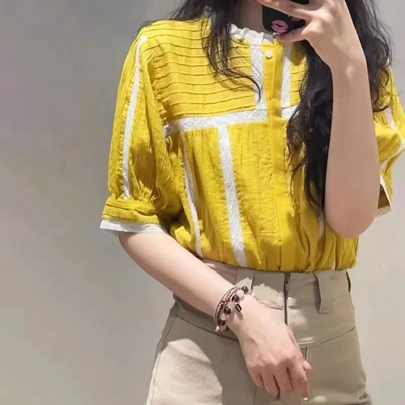 เสื้อเชิ้ตแขนสั้นลูกไม้สีเหลืองของผู้หญิงลําลองคอกลมจีบออกแบบด้านบนของผู้หญิง