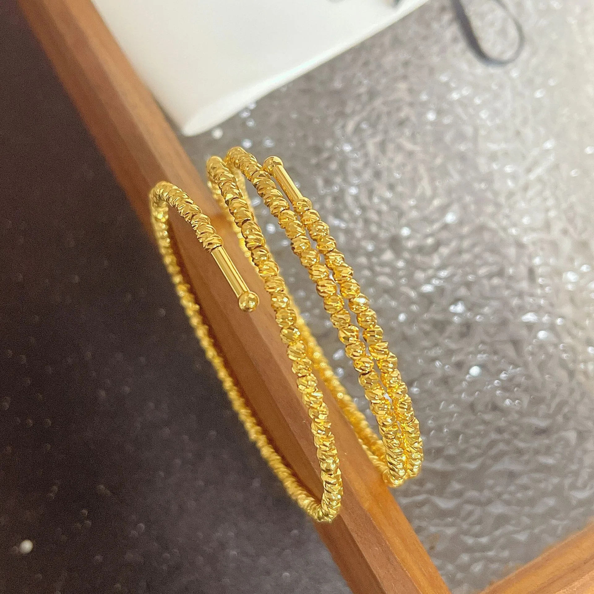 

High-End Gold Bouncing Di Bead Bracelet French Metal Style Three Circle Fashionable Jewelry with Feminine Temperament Light Luxu