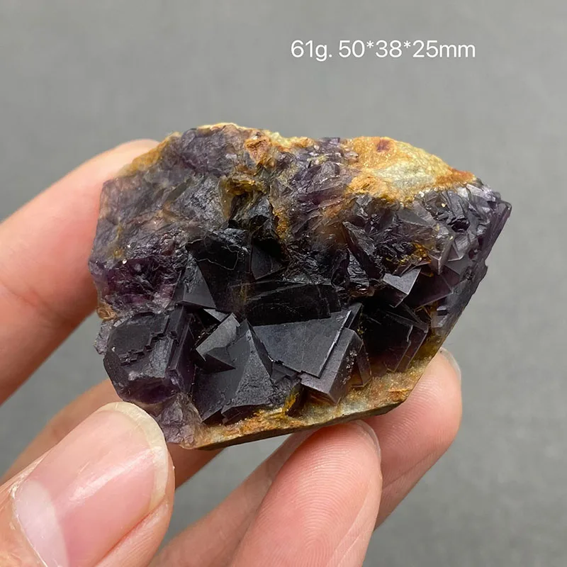 مجموعة عينات من الحجر الخام والكريستال والنافذة باللون الأرجواني الطبيعي بنسبة 100%