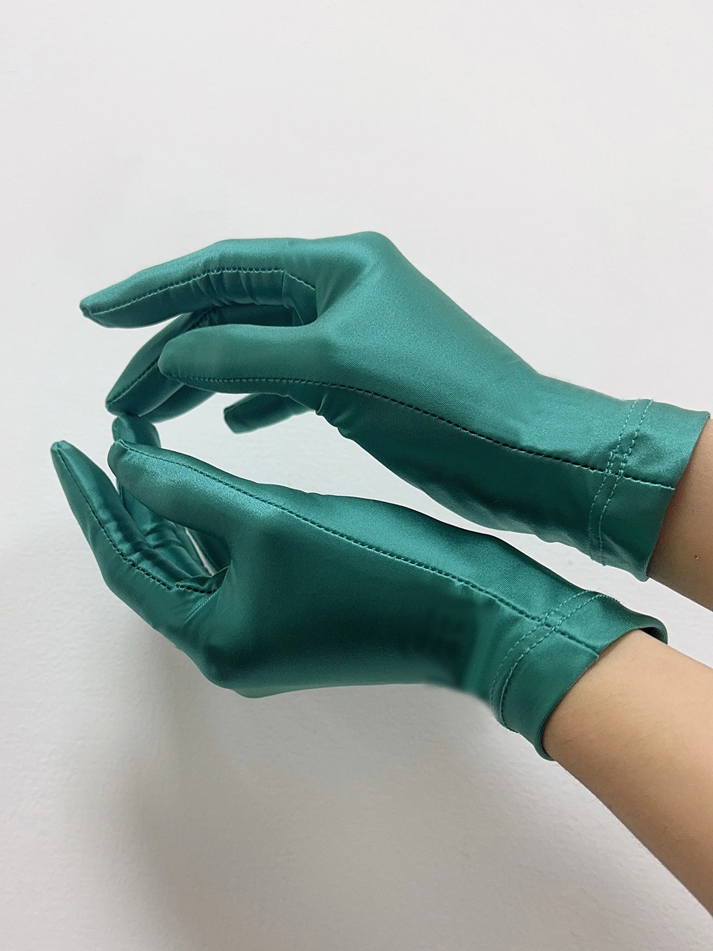 Dehnbare, Glänzende, Seidige Spandex Cos 2D Schmuck-Präsentations- und Etikette-Handschuhe in Mehreren Farben