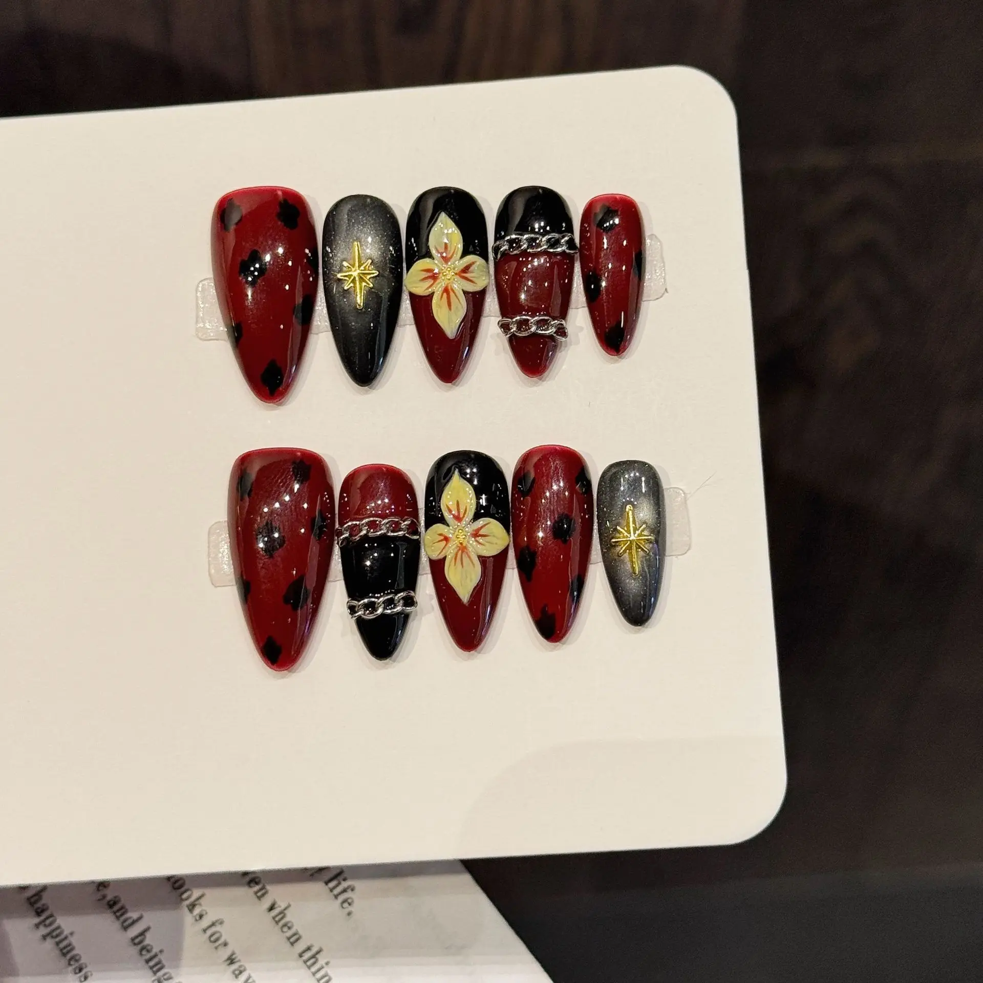 10 Stück luxuriöse handgefertigte Nägel zum Aufdrücken, mittlere Mandel-Sternblume, nachts Design mit 3-teiligem Werkzeug, selbstklebende Nagelkleber-Tabs