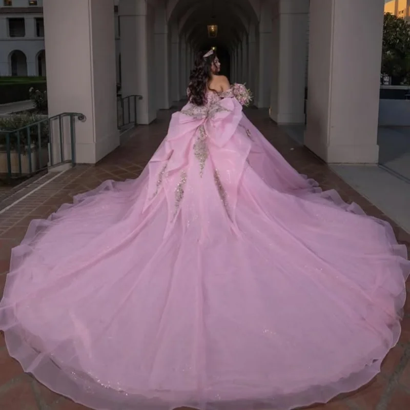 Vestido de quinceañera rosa brillante, encaje de cristal, flor 3D, pegatina de brillo dorado, lazo de cola larga, vestidos de 15 quinceañera ﻿ Personalizado