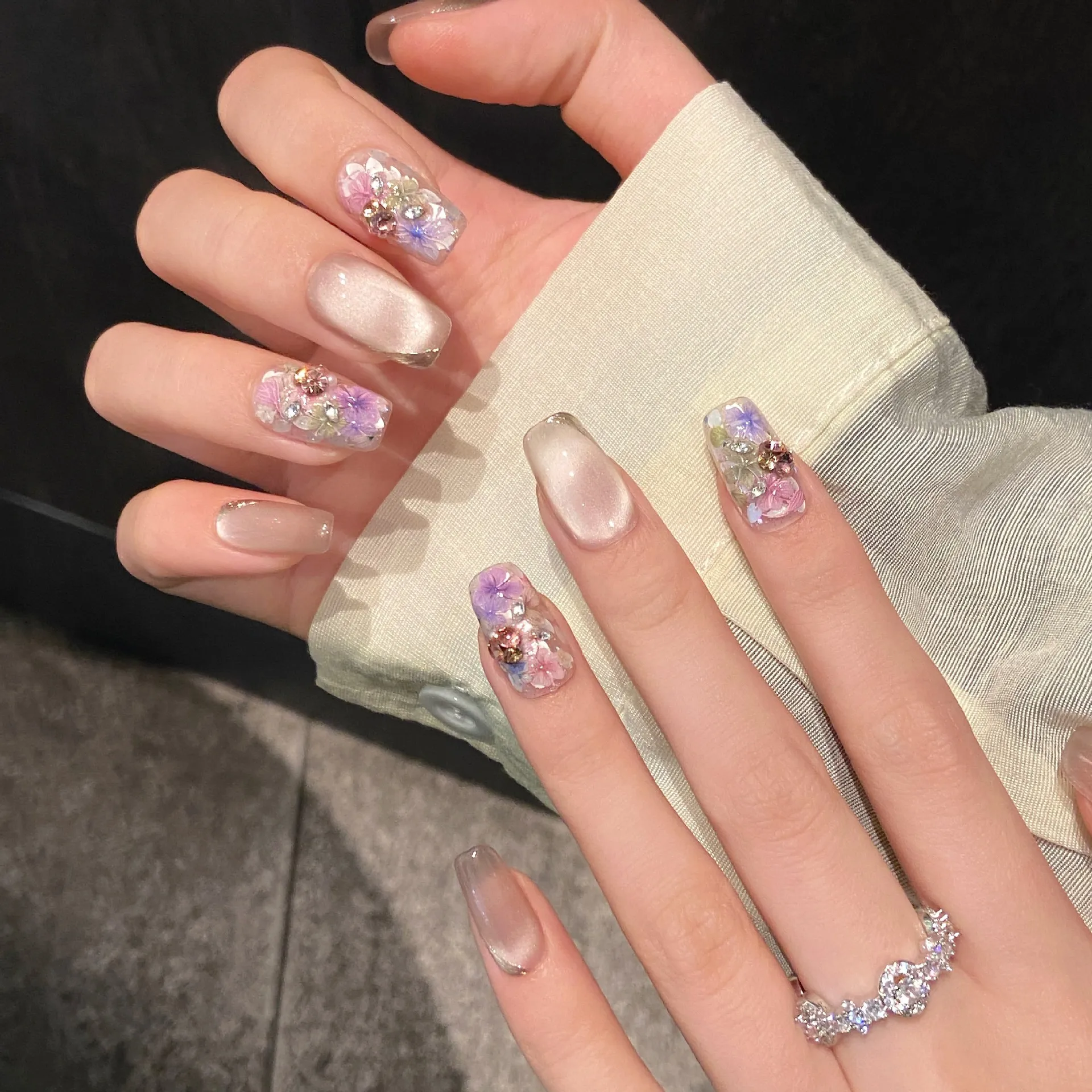 

10pcs Handmade Press on Nails Art Spring Flower Cat's Eye Design False Nail Tips Wearable Rhinestone Mid-length Square Fake Nail