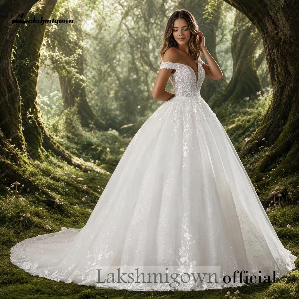 Romantisches Brautkleid mit freiem Schulterbereich, A-Linie, tiefem V-Ausschnitt, Spitze, Glitzer und Tüll, Hofschleppe, für den Außenbereich, nach Maß. – Detail 7