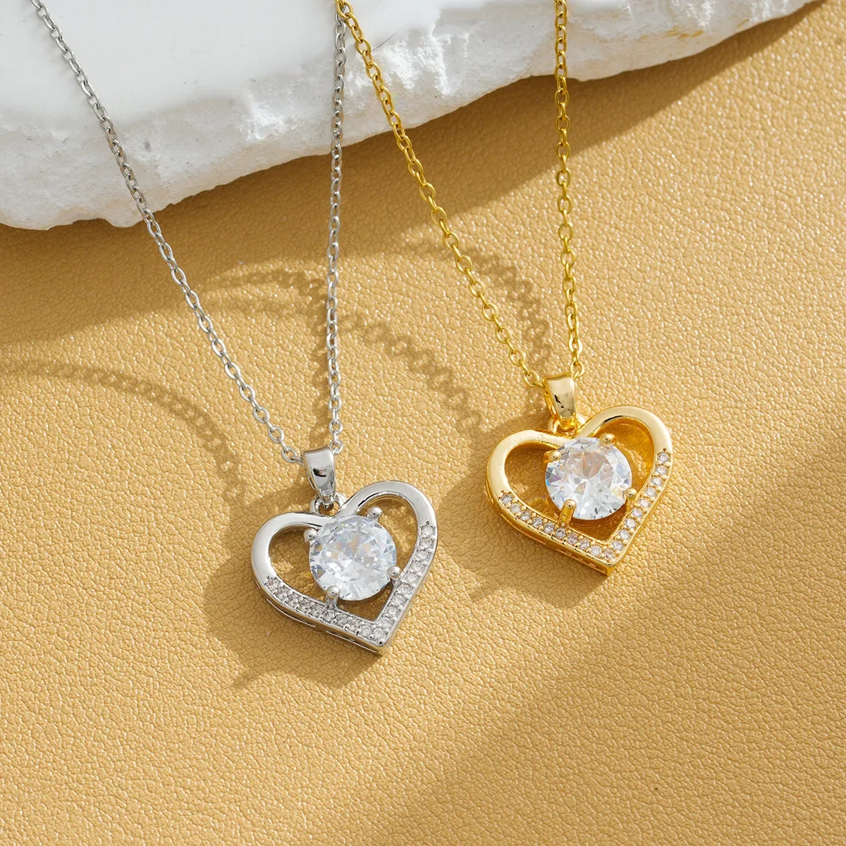 Эта ожерелье из титановой стали в форме сердца – это универсальный и высококачественный выбор для женщин летом, комплект с цирконом.