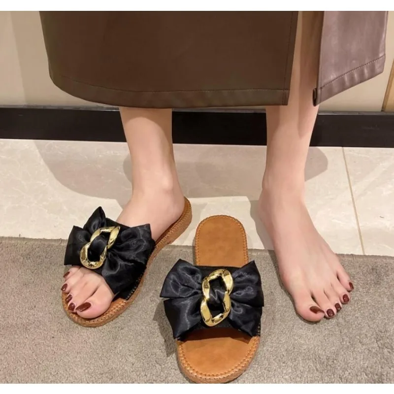 Sandalias con hebilla de Metal para mujer, chanclas con lazo, punta redonda, suela suave, zapatos de playa ligeros y antideslizantes, novedad de verano