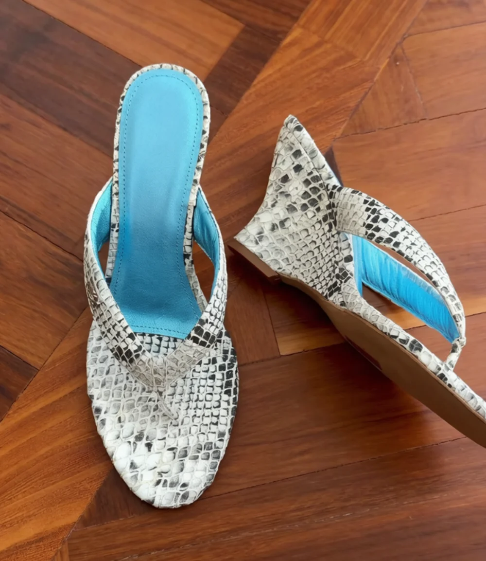 Minimalist Casual Summer White Snake Print Thong Wedge Sandals Round Open Toe Single Strap Design Sandals for Daily Looks