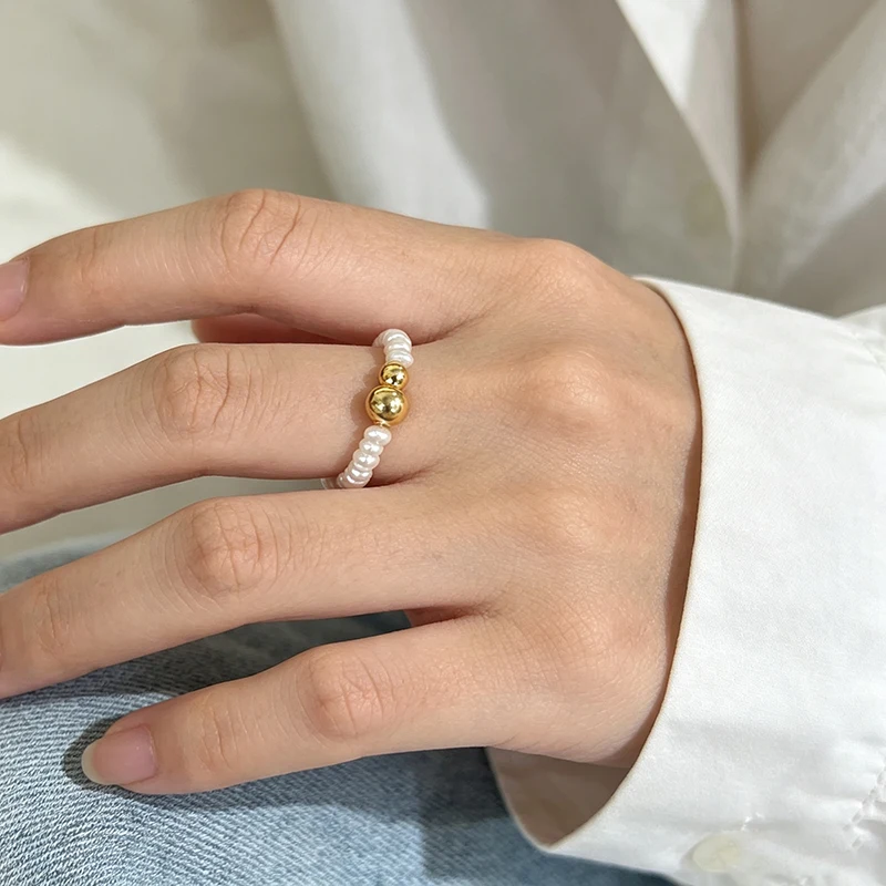 Design-inspired gourd-shaped copper gold-plated color-protected natural freshwater pearl irregular flat beads elastic ring.