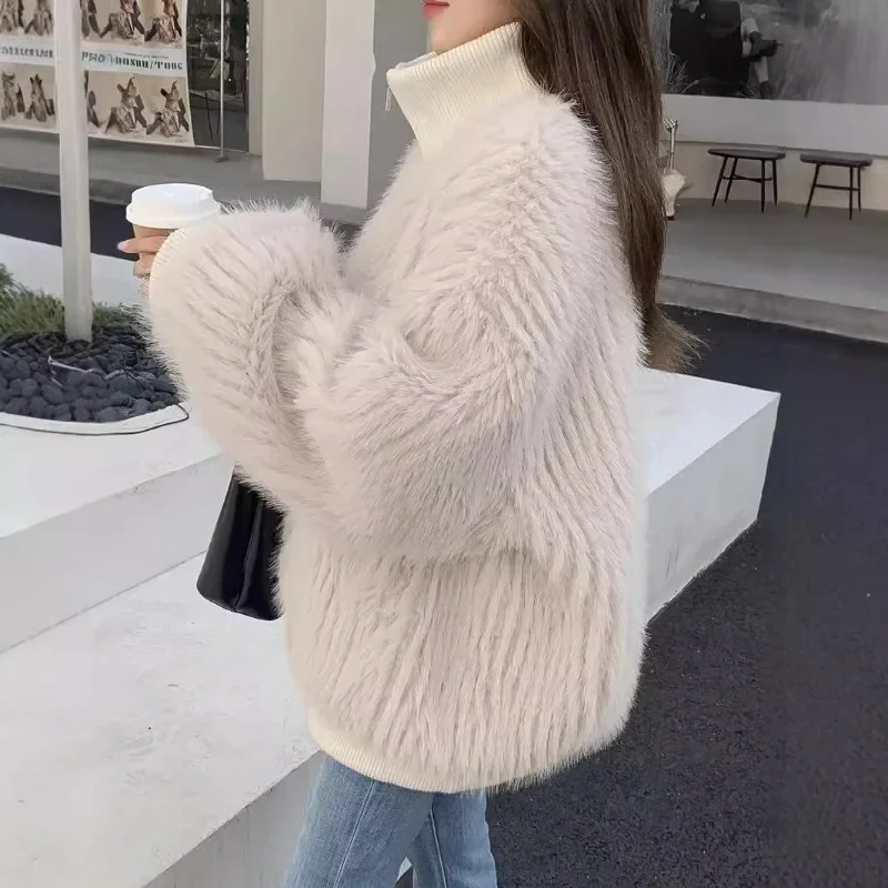 Plush Women's Wear with Zipper. Autumn Winter Fashion New Products: Stand-up Collar Vertical Stripe Fox Fur Imitation Fur Coat.