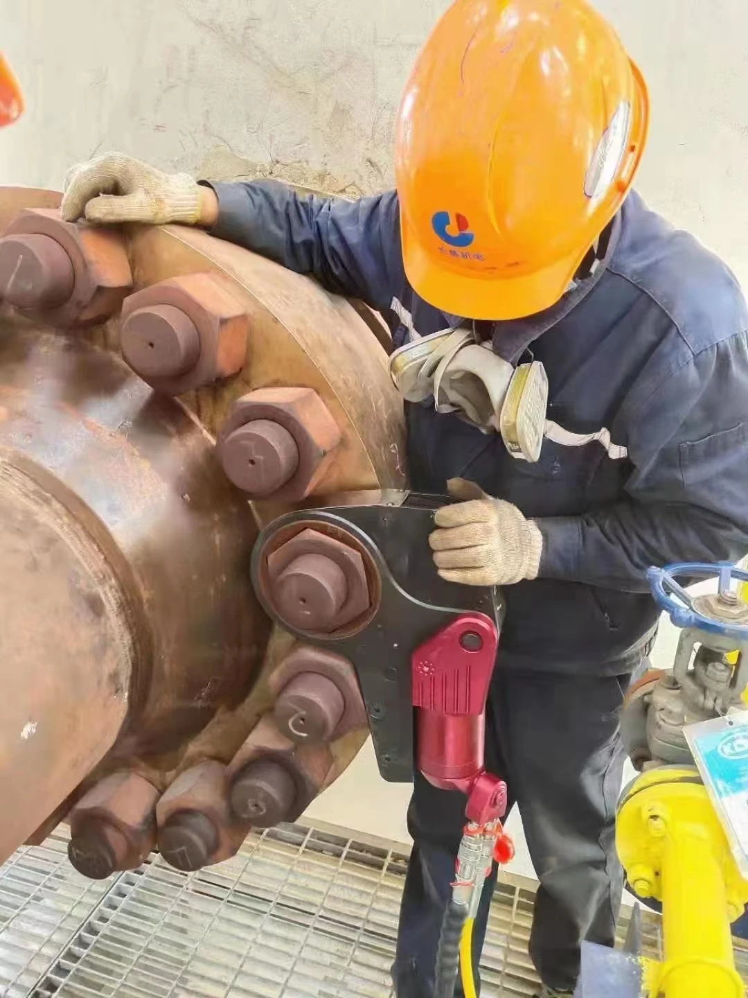 

Hydraulic torque wrench, low profile to tighten or loosen heavy nuts 36-180mm