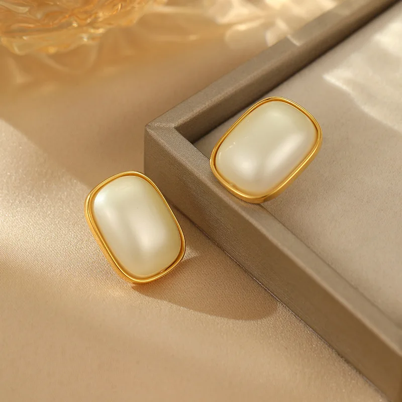 Retro niche design square pearl earrings - geometric square shape, simple and elegant, with a fashionable and versatile style.