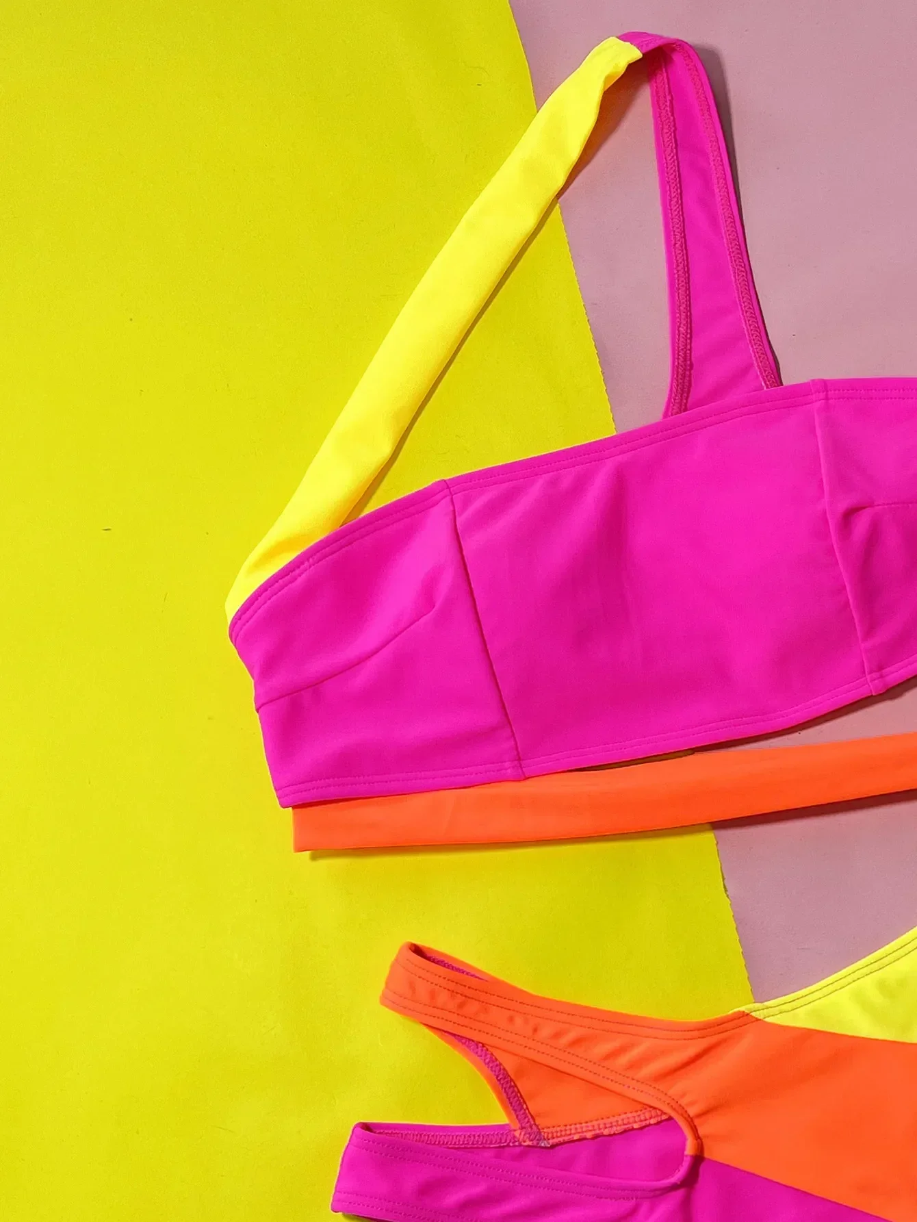 2025 Rose Red kleurcontrastbadpak voor dames, nieuwe hoge taille uitgeholde 2-delige bikini, rugloos badpak met enkele schouder