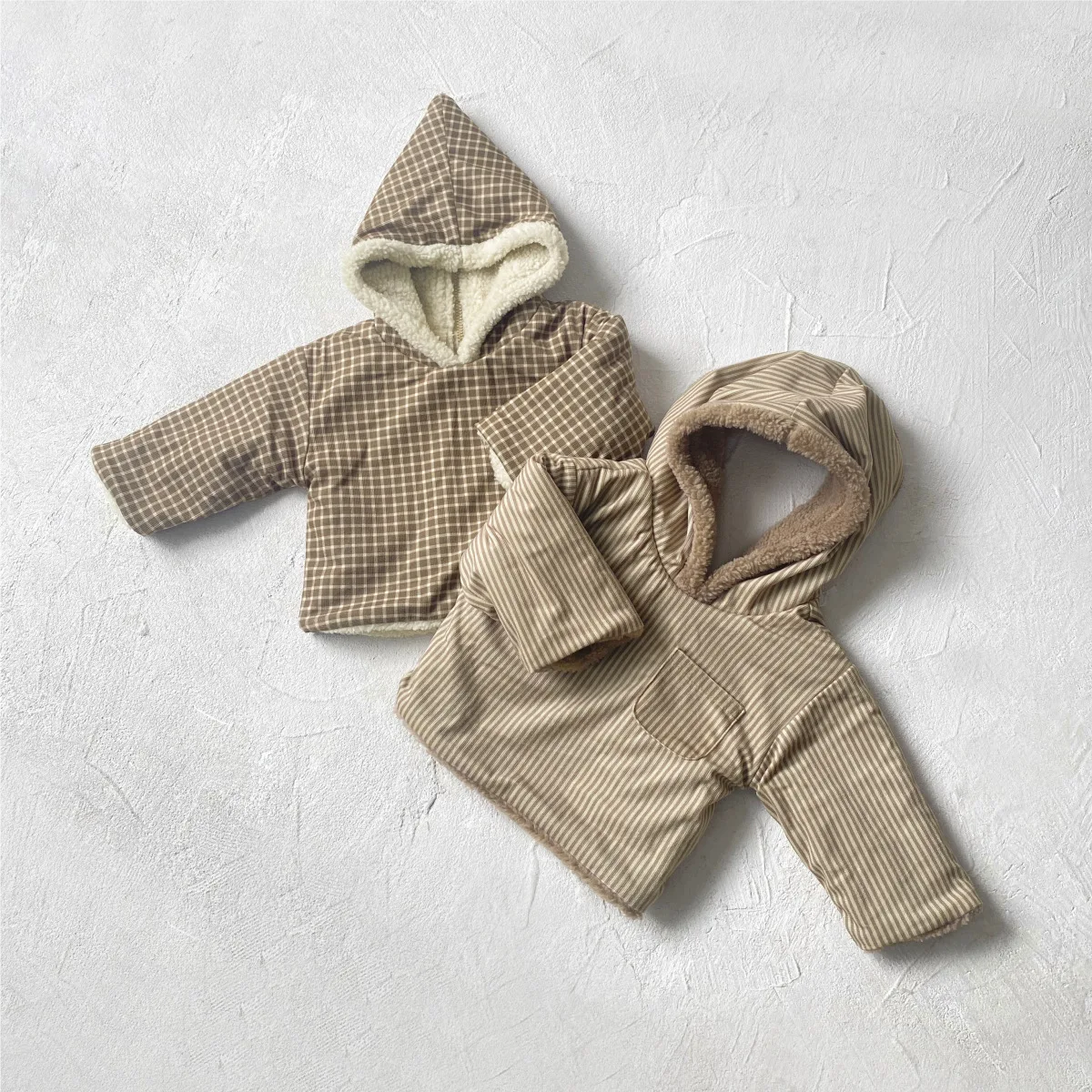 Abrigo de felpa con capucha para bebé, cárdigan a cuadros para niña pequeña, chaqueta cálida de doble cara gruesa de terciopelo para niño pequeño, novedad de invierno de 2024