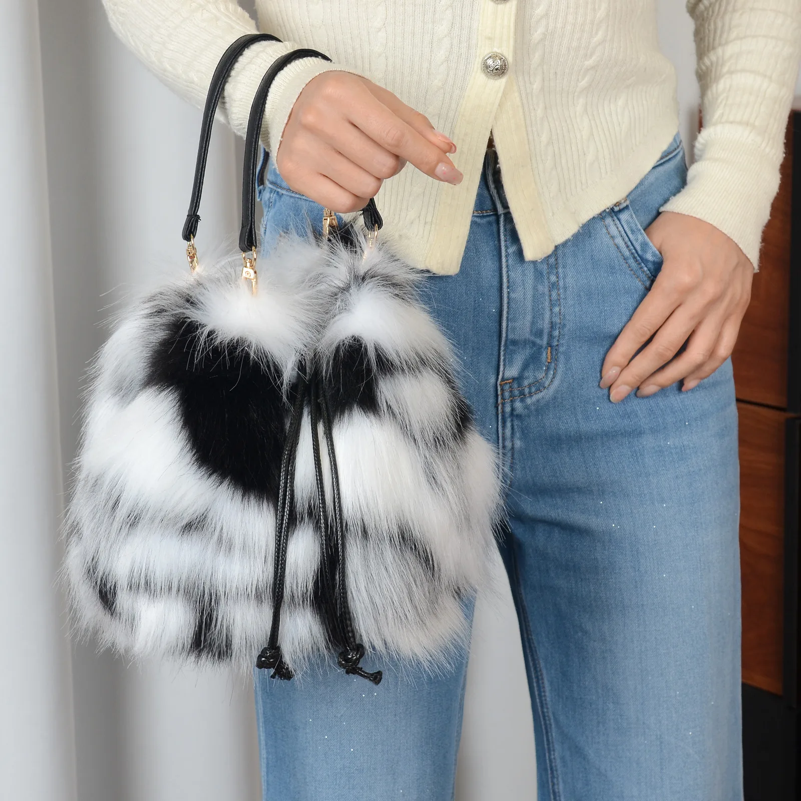 Modische Herbst-Winter Kunstfell-Handtasche Luxuriöse Bucket Bag für Damen Fell-Tragetasche Kunstwaschbärfell Hochwertige Handtasche – Detail 16