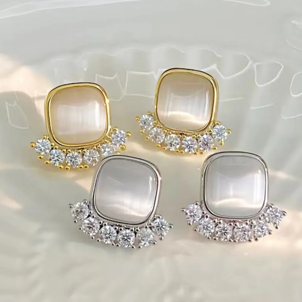 

Fashionable women's earrings with sparkling zircon accents, trendy and versatile earrings, a Valentine's Day gift for women.