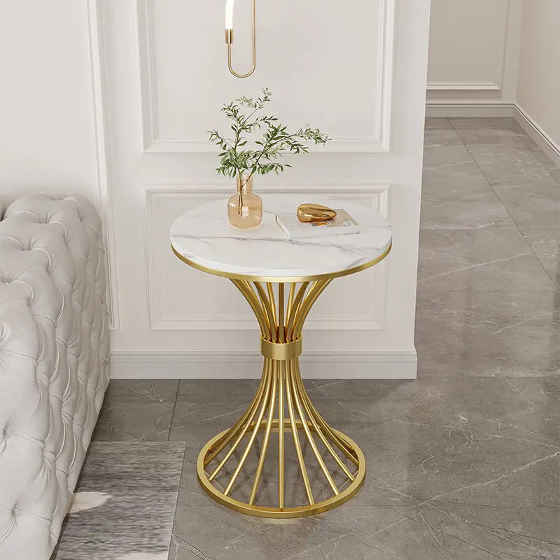 

Светлый роскошный уголок, несколько мраморных краев, диван для гостиной, приставной столик, балкон, небольшой круглый столик, прикроватная тумбочка, небольшой журнальный столик