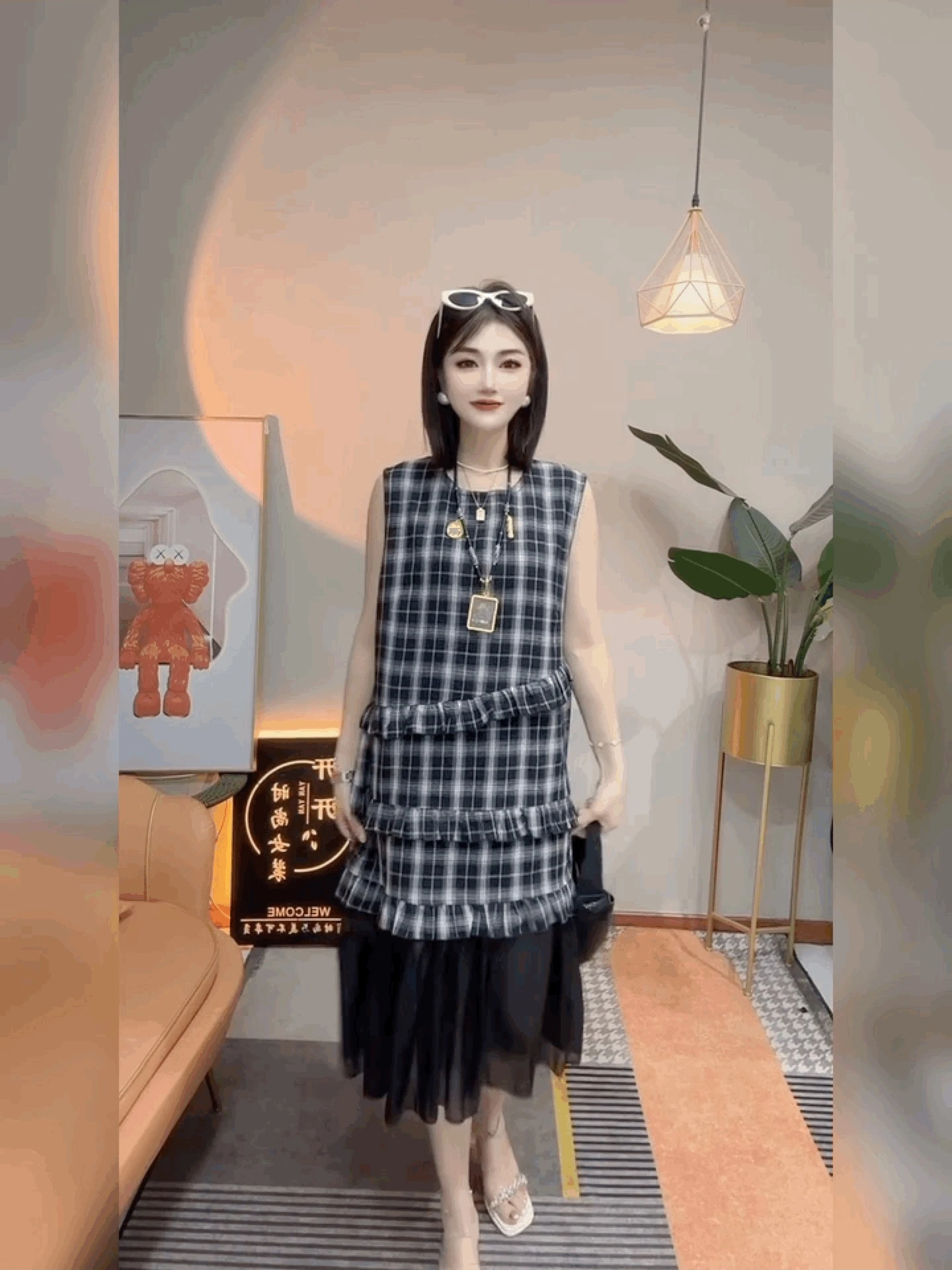 تنورة طويلة أنيقة عالية الخصر بتصميم على شكل حرف A مع صدرية من الشيفون الحريري المربعات بحافة غير متساوية بطول الركبة وفستان ... #5